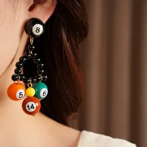 Boucles d'oreilles boules de billard uniques en résine avec boules numérotées et perles noires