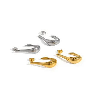 Detailansicht minimalistischer U-förmiger Ohrringe aus Edelstahl in Gold und Silber