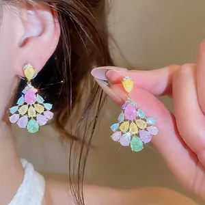 Boucles d'oreilles éventail dorées 14 carats ornées de zircons gouttes multicolores