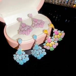 Élégantes boucles d'oreilles pendantes en forme d'éventail plaquées or 14 carats.