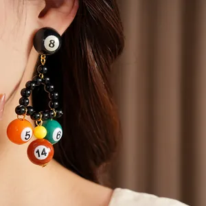 Détail de boucles d'oreilles en résine boule de billard colorées avec numéros 5, 6, 8, 14