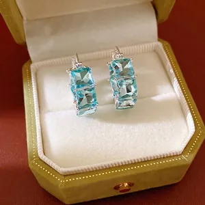 Eleganti orecchini a cerchio con due pietre di zircone blu chiaro quadrate in scatola