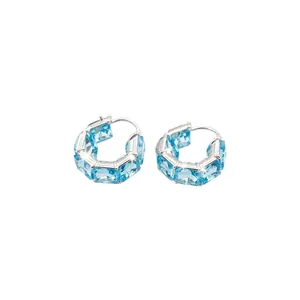 Eleganti orecchini a cerchio in argento con zirconi azzurri brillanti a taglio quadrato