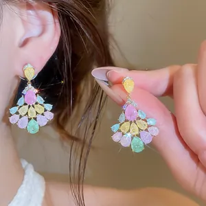 Détail de boucles d'oreilles de luxe plaquées or 14 carats avec zircons colorés