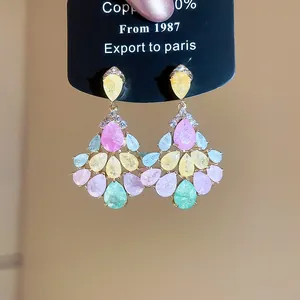 Vue détaillée des boucles d'oreilles en zircon coloré en forme d'éventail