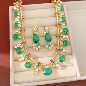 Εξαιρετικό σετ κοσμημάτων με πράσινες πέτρες, κολιέ και σκουλαρίκια σε δίσκο