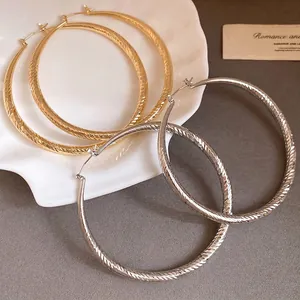 Grandes créoles élégantes en métal texturé doré et argenté pour un style vintage chic.