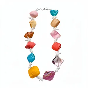 Collana colorata per le vacanze con perle di pietra multicolore e ciondoli a stella marina