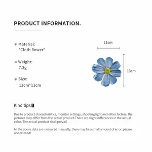 Détail de la pince à cheveux fleur en tissu bleu avec dimensions 13x11cm et poids 7,3g.