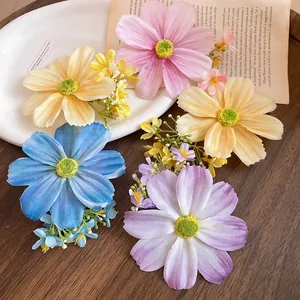 Pinces à cheveux fleurs en tissu colorées rose bleu et jaune sur fond vintage.