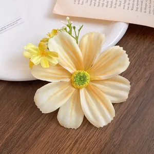 Détail macro d'une pince à cheveux marguerite en tissu style Mori sur bois