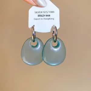 Eleganti orecchini a cerchio ovali in acrilico celeste con fibbie argentate da donna