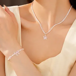 Elegante set di gioielli in argento con collana a fiore di zircone e bracciale a fiocco