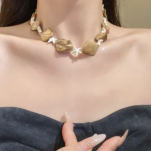 Vista dettagliata della collana in stile vacanza con conchiglie e stelle marine