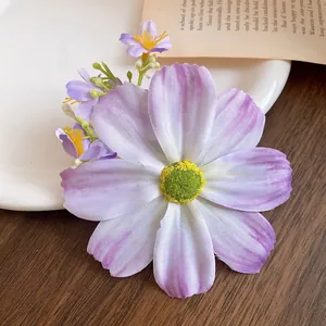 Détail d'une pince à cheveux en forme de fleur en tissu dégradé violet et blanc