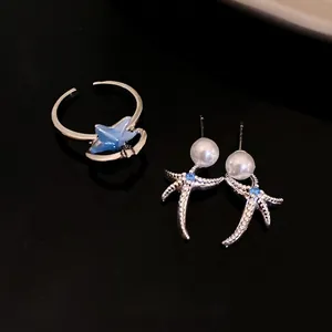 Elegante set di orecchini e anello a stella marina con perle bianche e zirconi blu