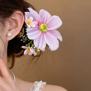 Gros plan détaillé d'une grande barrette à cheveux fleur en tissu rose style forêt