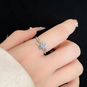 Elegante anello a stella marina in argento con smalto azzurro e dettagli in zirconia.