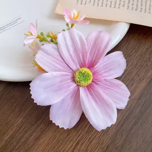 Gros plan d'une pince à cheveux fleur en tissu rose style Mori aux détails réalistes