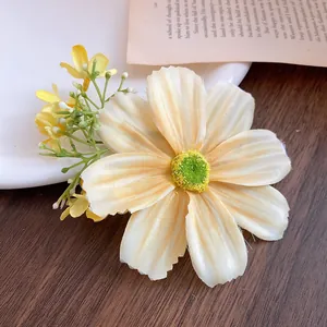 Vue détaillée d'une pince à cheveux fleur en tissu de style forêt avec texture.