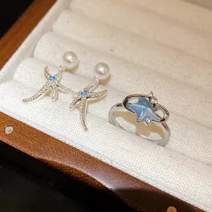 Set di orecchini e anello a stella marina in argento con perle e zirconi blu in scatola