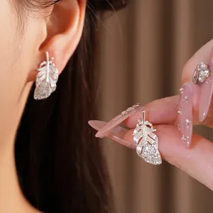 Elegantes pendientes de botón con forma de pluma de plata y diamantes