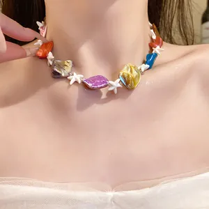 Collana di perle con conchiglie colorate e stelle marine bianche stile vacanza