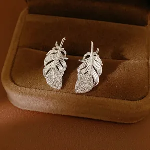 Pendientes de plata con forma de pluma y cristales brillantes para un look elegante