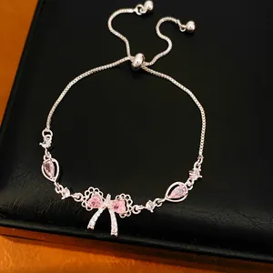 Bracciale placcato argento con fiocco in zircone rosa su espositore in pelle nera
