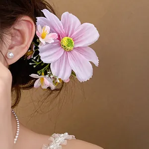 Gros plan d'une pince à cheveux en fleur de tissu rose avec des textures réalistes