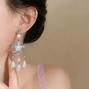 Vue détaillée de boucles d'oreilles étoile de mer argentées avec perles et glands