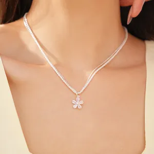 Dettaglio di una collana a fiore in argento con cristalli di zircone scintillanti