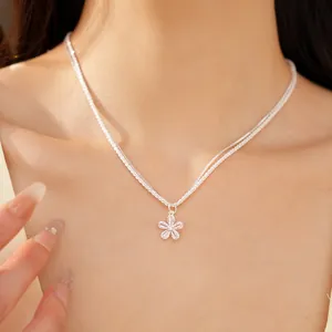 Elegante collana a fiore in argento con zirconi sulla clavicola di una modella asiatica.
