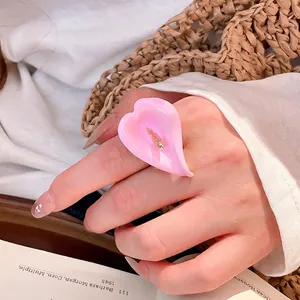 Anello aperto a forma di giglio calla in smalto rosa alla moda da donna sull'indice accessorio