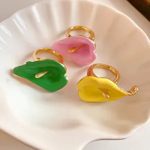 Eleganti anelli aperti a forma di calla smaltata in verde, rosa e giallo per donna
