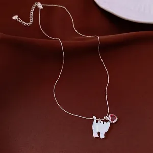 Collier argenté délicat avec un pendentif chat iridescent et une petite boucle de cœur rouge.