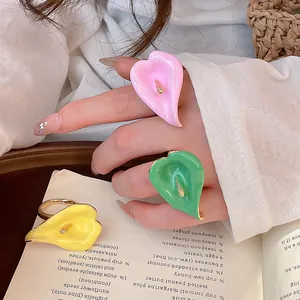 Primo piano di anelli aperti a forma di calla in smalto artistico dai colori primaverili