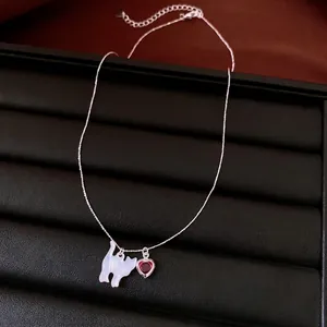 Élégant collier argenté avec pendentifs chat blanc et cœur rouge pour femmes