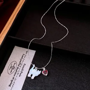 Élégant collier en argent avec un chat en nacre blanche et un cœur en rubis rouge