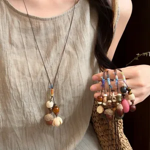Collana con ghianda fatta a mano stile Mori con perle di legno e catena etnica lunga