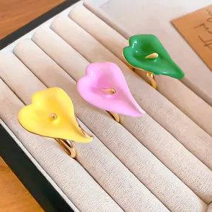 Primo piano dettagliato di anelli calla in smalto colorato con fasce regolabili