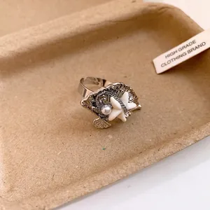 Vue détaillée d'une bague bohème avec coquillage, étoile de mer et perle.