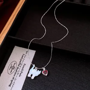 Vue détaillée d'un collier avec pendentifs chat et cœur sur chaîne argentée