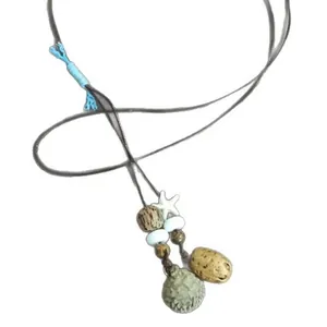 Collana stile foresta bohémien con ciondoli a ghianda e perline di ceramica su cordino.