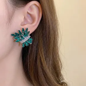 Elegantes pendientes de plata 925 con cristales verdes y diseño radiante de fuegos artificiales