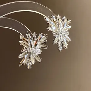Elegantes pendientes de botón con forma de fuegos artificiales y cristales de circón