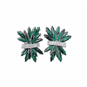 Elegantes pendientes de botón de fuegos artificiales verdes con detalles plateados