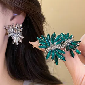 Elegantes pendientes de diamantes fuego artificial con cristales verdes y poste plata.