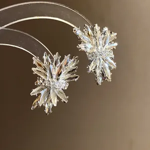 Exquisitos pendientes de botón de fuegos artificiales con cristales marquise y agujas de plata