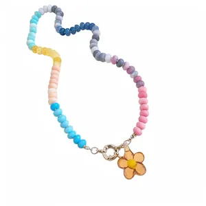 Collana di perline colorate in stile dopamina con ciondolo a forma di fiore ambrato